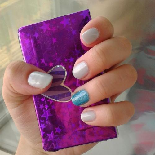 Можно ли красить гель лак сверху обычным лаком. Стойкий маникюр с обычным лаком для ногтей