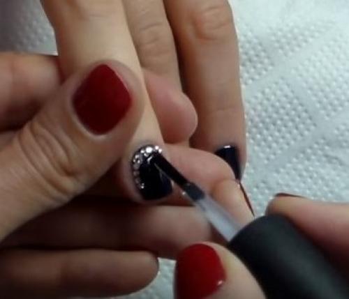 На что клеить стразы на ногти с обычным лаком. Прозрачный лак