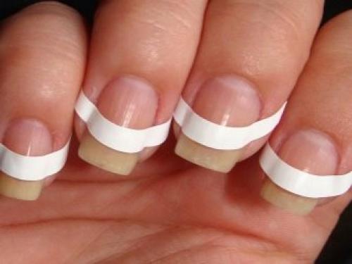 Как сделать французский маникюр с помощью полосок гель-лаком. Способы нанесения «улыбки» 04
