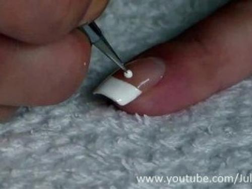 Как сделать французский маникюр с помощью полосок гель-лаком. Способы нанесения «улыбки» 07