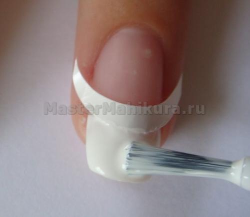 Как клеить полоски для френча на гель лак. Техника выполнения френча с использованием полосок: