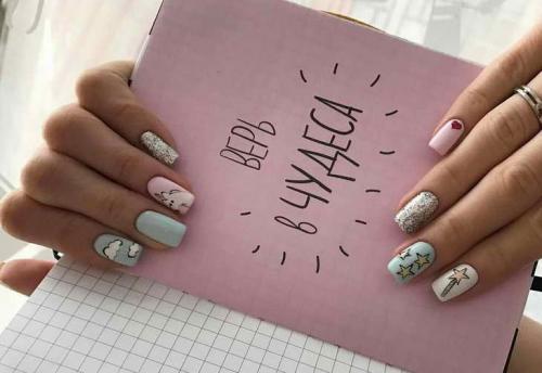 Френч с наклейками надписи. Особенности маникюра с наклейками