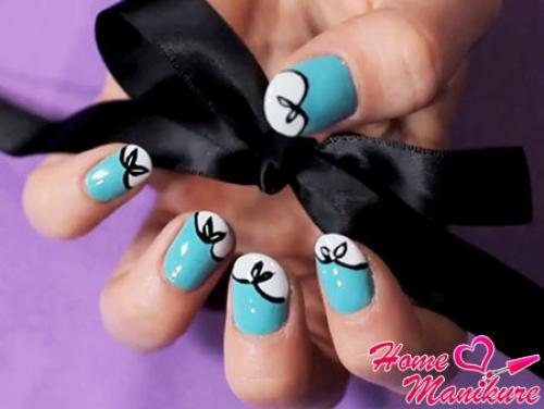 Маникюр с бантиком на короткие ногти. Нежный дизайн ногтей с бантиками