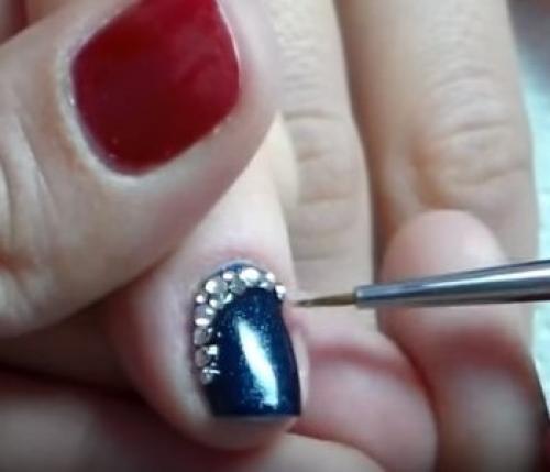 На что клеить стразы на ногти с обычным лаком. Прозрачный лак
