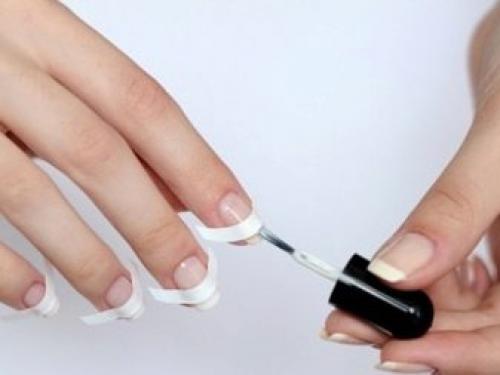Как сделать французский маникюр с помощью полосок гель-лаком. Способы нанесения «улыбки» 05