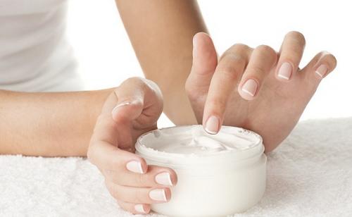 Очень жесткая и сухая кутикула. Сухие валики вокруг ногтя. Сухая кутикула и кожа вокруг ногтей