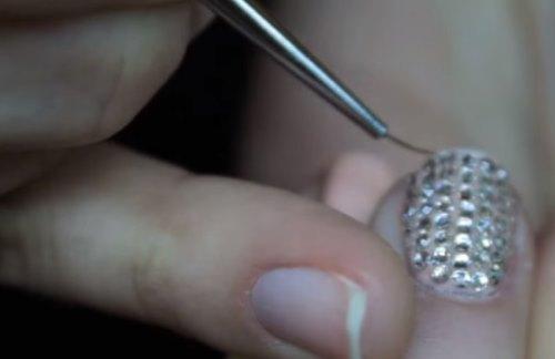 Как крепить стразы на шеллак в домашних условиях. Способы приклеивания страз на шеллак