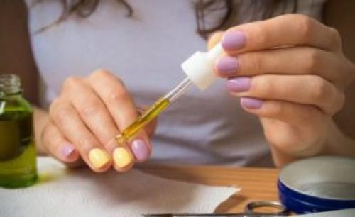 Очень сохнет кутикула и кожа вокруг ногтей на руках. Очень сухая кутикула