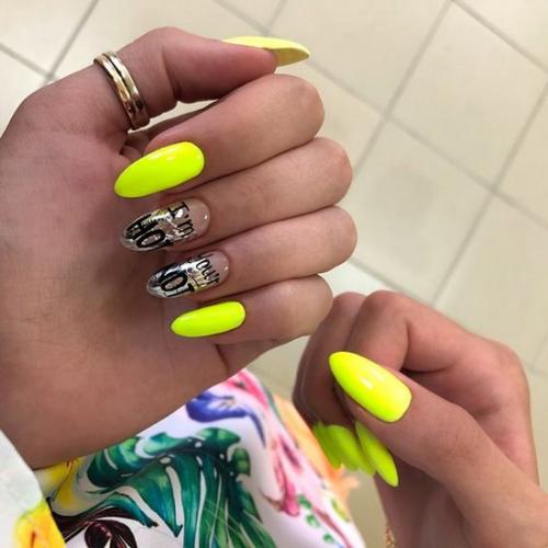 Надписи на ногтях. Неординарные реализации ногтей с надписями в новомодной подаче