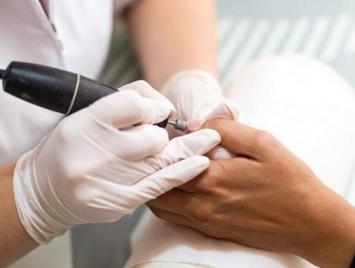 Аппаратный маникюр. Какой маникюр лучше: аппаратный или обрезной, в чем между ними разница?