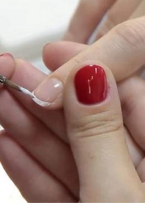 Французский маникюр гель-лаком с трафаретом пошагово. Рисуем френч гель-лаком: используем полоски и трафареты 07