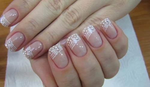 Французский маникюр гель-лаком с трафаретом пошагово. Рисуем френч гель-лаком: используем полоски и трафареты 12