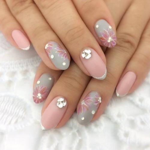 Нарисовать цветок на ногтях лаком. Дизайн маникюра с цветами