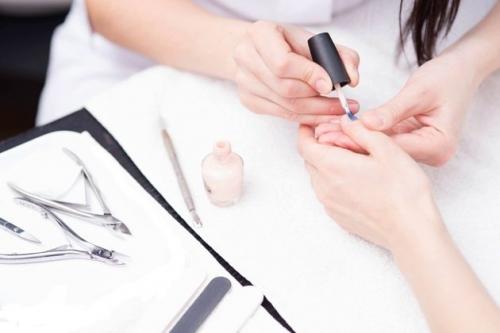 Аппаратный маникюр. Какой маникюр лучше: аппаратный или обрезной, в чем между ними разница?