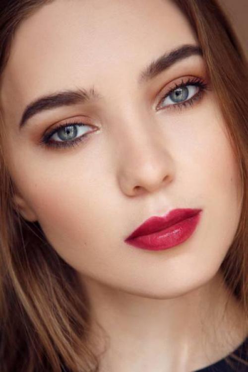 Как правильно наносить тональный крем и пудру. Как правильно наносить макияж на лицо?