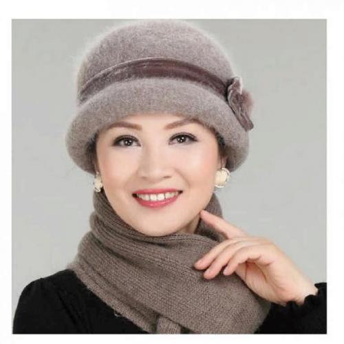 Зимние головные уборы для женщин посл.  Модели модных зимних шапок для женщин после 50 лет
