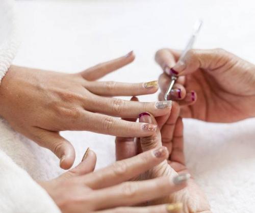 Нарисовать лаком цветочек. Дизайн маникюра с цветами