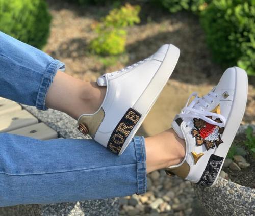 Платье с кедами 2020. Самые модные кроссовки в 2020 – фото-обзор новинок