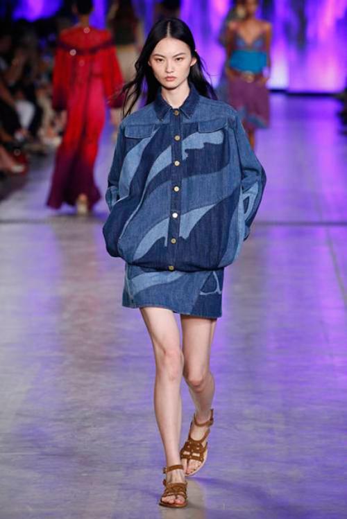 Джинсовая юбка с колготками 2020. Модные тенденции джинсовых юбок 2020-2021 на подиуме