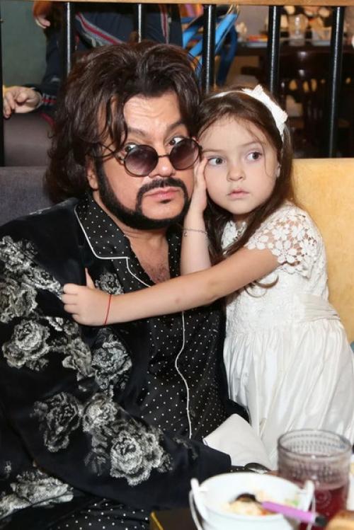 Сколько было киркорову когда он женился на пугачевой. 1990-е. Взлёт популярности 19