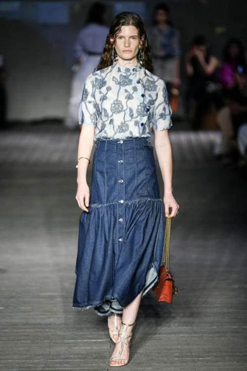 Джинсовая юбка с колготками 2020. Модные тенденции джинсовых юбок 2020-2021 на подиуме