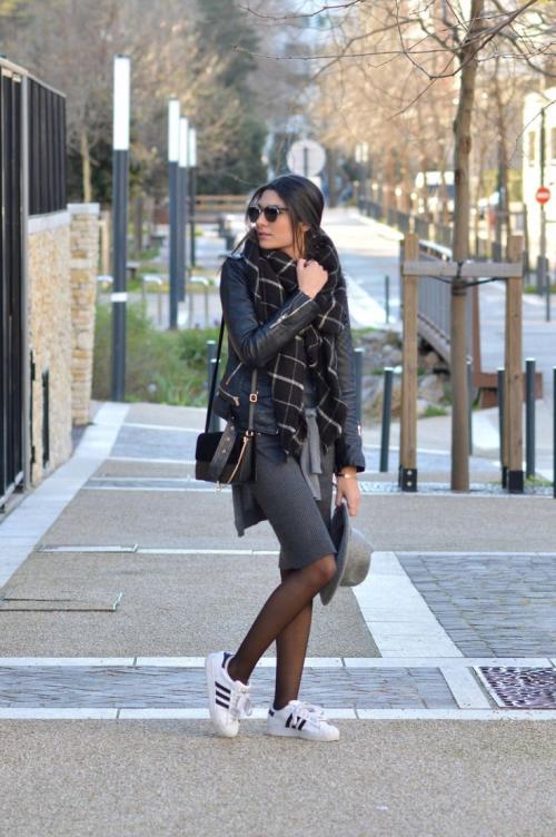 Платье с кроссовками и колготками. Можно ли сочетать чёрные колготки и белые кроссовки?