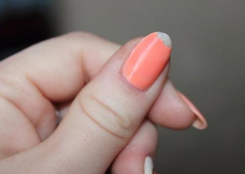 Почему скалывается гель с ногтей. Почему отслаивается гель-лак от ногтей: причины и особенности