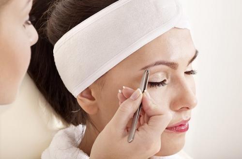 Как изменить форму бровей на прямую. Важность первой коррекции