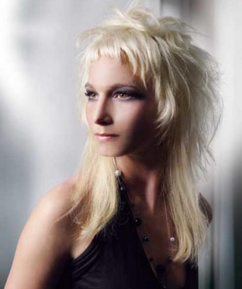 Прически с перьями. Стрижка перьями на средние и длинные волосы 09