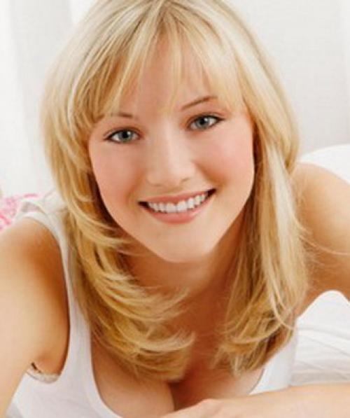 Прически с перьями. Стрижка перьями на средние и длинные волосы 05