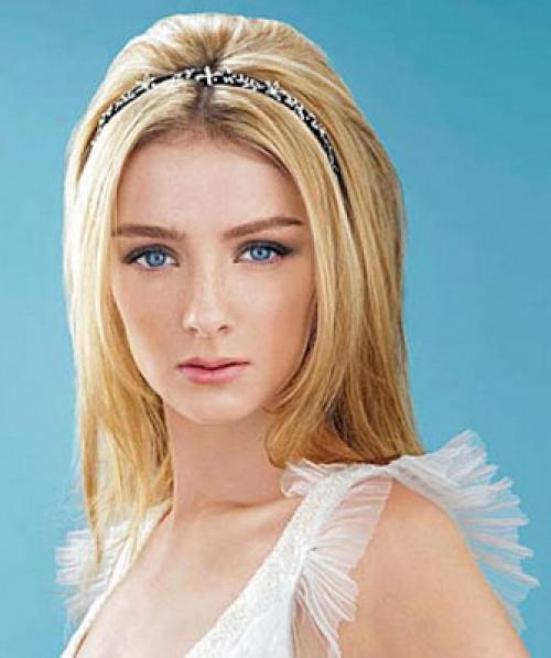 Прически с перьями. Стрижка перьями на средние и длинные волосы 11