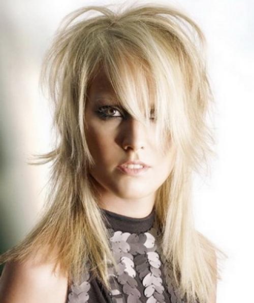 Прически с перьями. Стрижка перьями на средние и длинные волосы 07