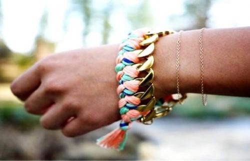 Как сделать браслет из обычных ниток. Легкие браслетики из ниток. Как сделать браслеты из ниток своими руками. Видео: «Как сплести браслет-оберег из красной нити узелками?»