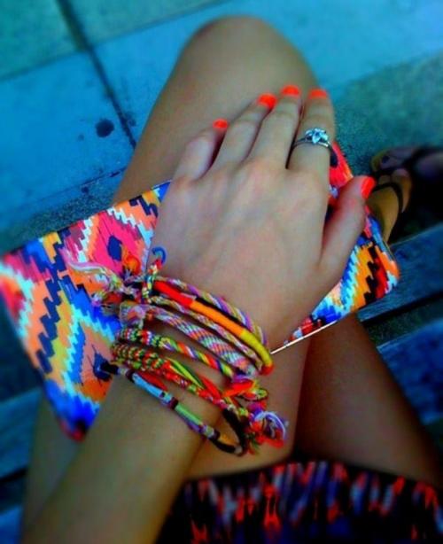 Как сделать браслет из обычных ниток. Легкие браслетики из ниток. Как сделать браслеты из ниток своими руками. Видео: «Как сплести браслет-оберег из красной нити узелками?»