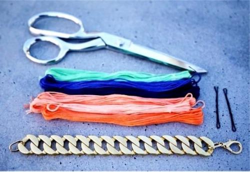 Как сделать браслет из обычных ниток. Легкие браслетики из ниток. Как сделать браслеты из ниток своими руками. Видео: «Как сплести браслет-оберег из красной нити узелками?»