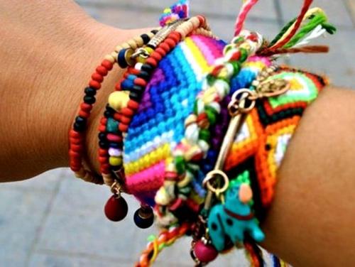 Как сделать браслет из обычных ниток. Легкие браслетики из ниток. Как сделать браслеты из ниток своими руками. Видео: «Как сплести браслет-оберег из красной нити узелками?»