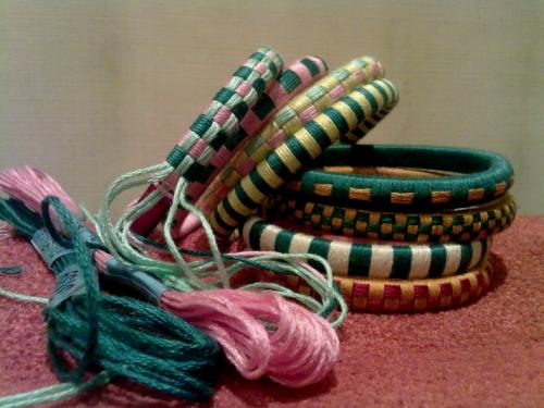 Браслеты из пряжи. Браслеты из ниток 01