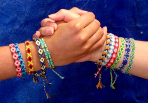 Как сделать браслет из обычных ниток. Легкие браслетики из ниток. Как сделать браслеты из ниток своими руками. Видео: «Как сплести браслет-оберег из красной нити узелками?»