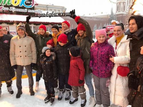 Евгений Миронов 2020. Евгений Миронов тщательно скрывает личную жизнь от посторонних глаз. Именно поэтому о том, что у актера есть ребенок, поклонники узнали только недавно. В середине января артист вместе с наследником посетил благотворительное мероприятие.