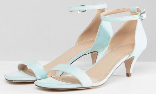 Босоножки закрытые спереди на широком каблуке. Характерные особенности