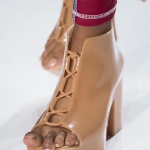 Босоножки закрытые на платформе. Модные тенденции 2020 года: красивые закрытые босоножки