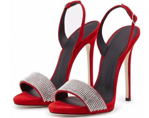 Босоножки закрытые спереди на широком каблуке. Характерные особенности