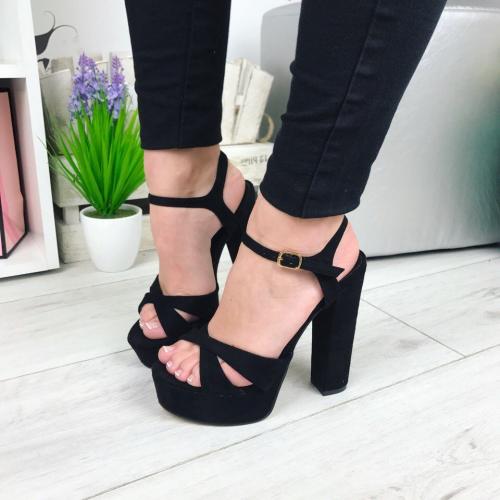 Босоножки закрытые спереди на широком каблуке. Характерные особенности