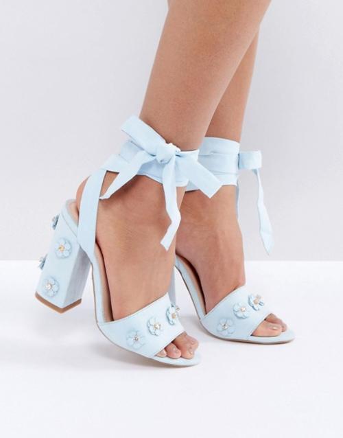 Босоножки закрытые спереди на широком каблуке. Характерные особенности