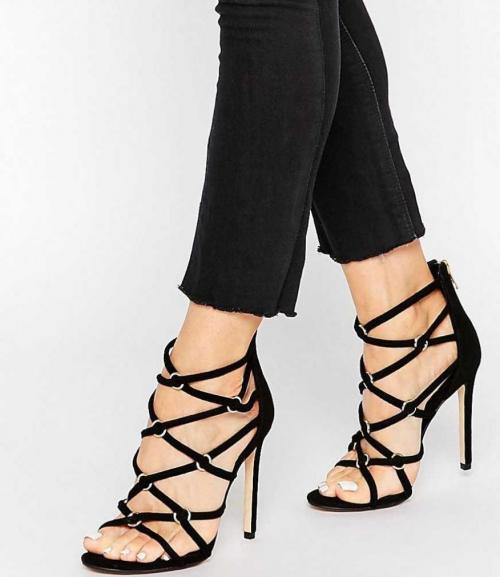 Босоножки закрытые спереди на широком каблуке. Характерные особенности