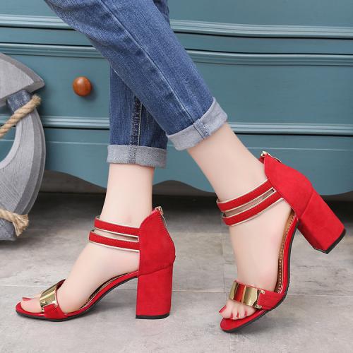 Босоножки закрытые спереди на широком каблуке. Характерные особенности