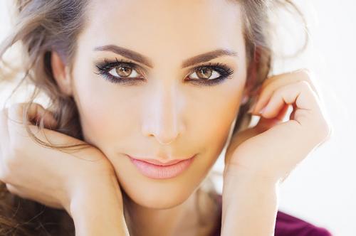 Прически брюнеткам с карими глазами. Точное попадание: какой цвет волос подходит для карих глаз