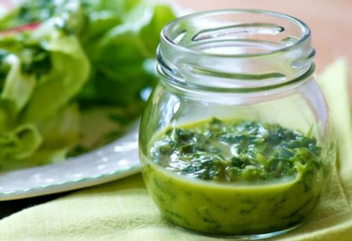 Как сделать отбеливающую маску из петрушки. Маска из петрушки, как простой и эффективный способ от пигментных пятен