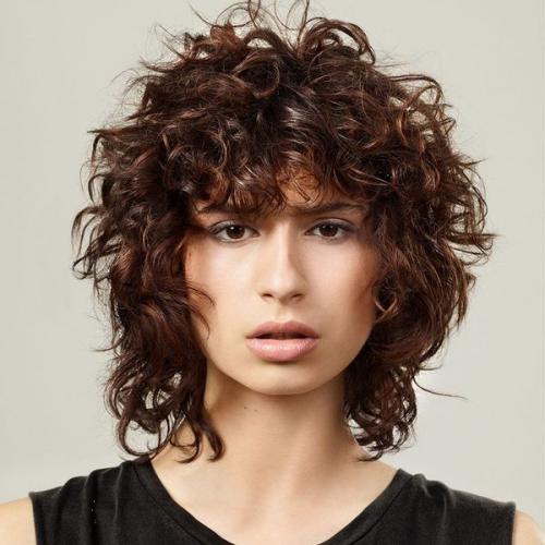 Стрижки на волнистые волосы 2019. Красивые стрижки на средние кудрявые волосы 2019-2020 – идеальная длина для непослушных кудряшек 19 Стрижки на волнистые волосы 2019. Красивые стрижки на средние кудрявые волосы 2019-2020 – идеальная длина для непослушных кудряшек 19