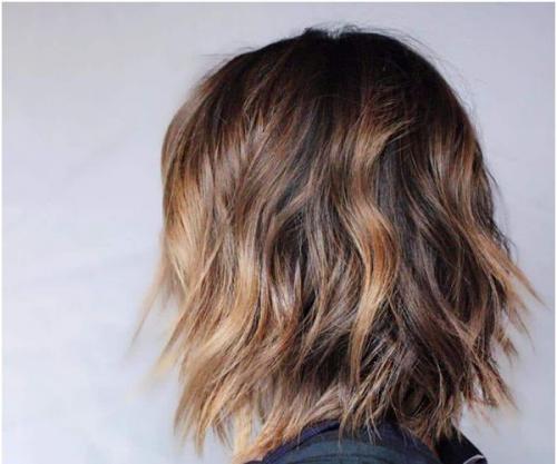 Стрижки на волнистые волосы 2019. Красивые стрижки на средние кудрявые волосы 2019-2020 – идеальная длина для непослушных кудряшек 22 Стрижки на волнистые волосы 2019. Красивые стрижки на средние кудрявые волосы 2019-2020 – идеальная длина для непослушных кудряшек 22